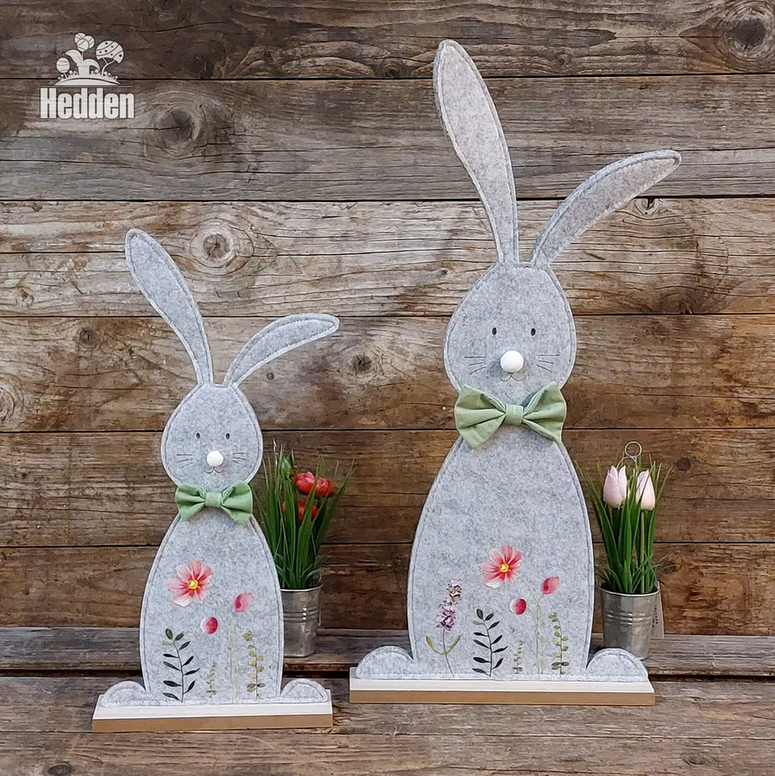 Filzhase in grau mit grüner Schleife und Holzfuss zum Aufstellen